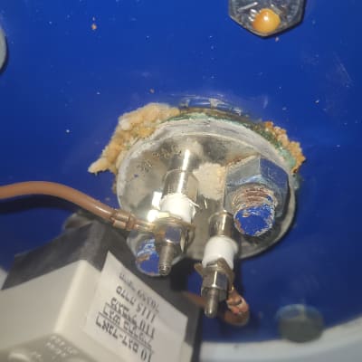 חיבורים חשמליים על דוד שמש כחול