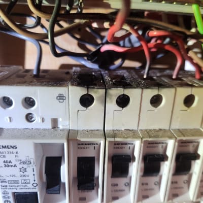 לוח חשמל עם חוטים ומפסקי זרם של סימנס