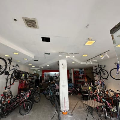 תקרה עם חורים ותאורה, מטאטא על הרצפה