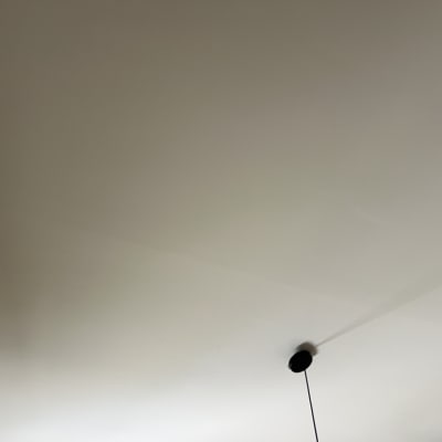 תקרת גבס עם חוט תלוי מהתקרה