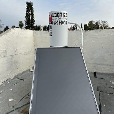 דוד שמש על גג עם קולטן סולארי