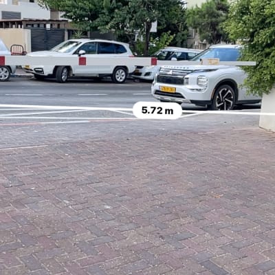 שער חשמלי עם מדידת מרחק של 5.72 מטרים