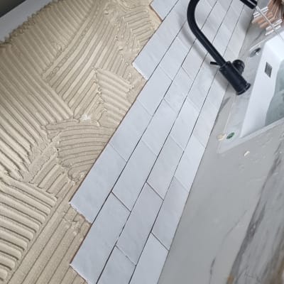 התקנת אריחים במטבח עם כיור וברז שחור