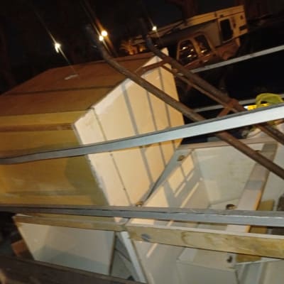 רהיטים וכלים על עגלה בלילה