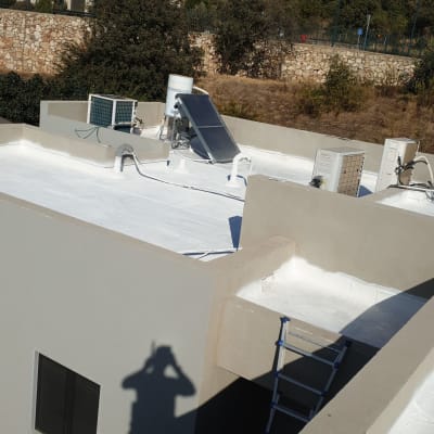 גג אטום בלבן עם ציוד סולארי ומזגנים