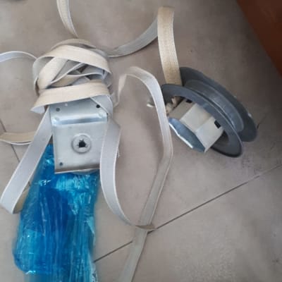 רצועות תריסים עם גלגלת מתכת על רצפה