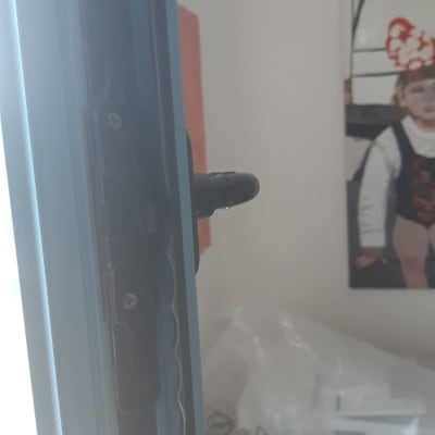 מסגרת אלומיניום של חלון עם מנגנון נעילה