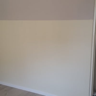 קיר עם פרקט עץ בהיר על הרצפה