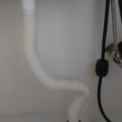 צינור פלסטיק גמיש מתחת לכיור