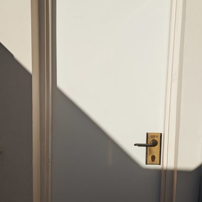 דלת לבנה עם ידית מתכת זהובה