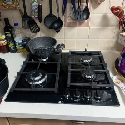 כיריים גז עם סירים וכלי מטבח תלויים