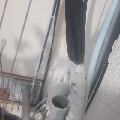 צינורות פלסטיק ואביזרי אינסטלציה על קיר חיצוני