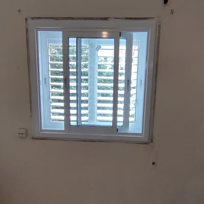חלון אלומיניום עם תריסים לבנים