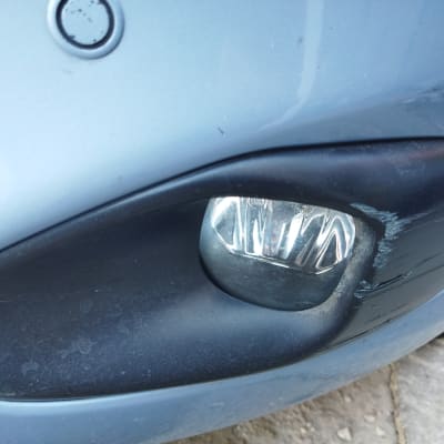 פנס ערפל קדמי עם שריטות על הפגוש