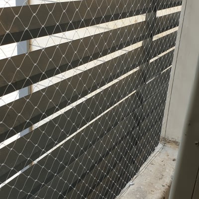 רשת מתכת מותקנת למניעת כניסת יונים