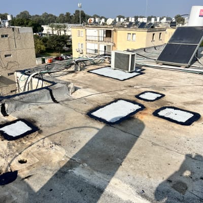 איטום גג עם חומר איטום לבן ושחור