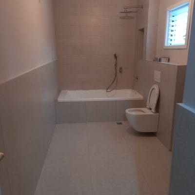 אמבטיה ושירותים נקיים עם קירות אריחים