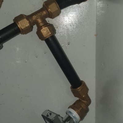 צינור שחור עם מחברים ומברז מתכת