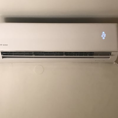 מזגן קיר עם תצוגת טמפרטורה 23 מעלות