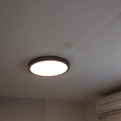 מנורת תקרה עגולה דולקת על תקרה לבנה