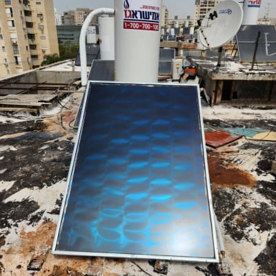 דוד שמש עם קולטים על גג בניין