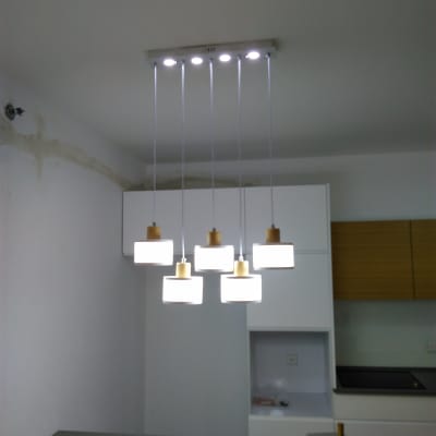 מנורת תקרה עם חמישה גופי תאורה תלויים