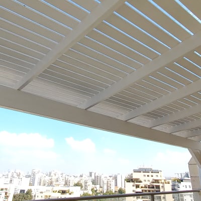 פרגולה לבנה מעץ עם קורות אופקיות