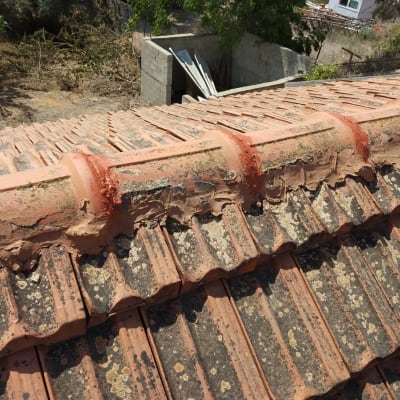 רעפים עם טיח על גג רעפים ישן