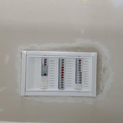 לוח חשמל עם מפסקים על קיר