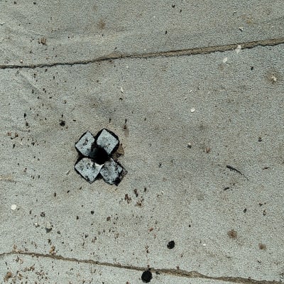 חור אטום במשטח בטון עם חומר איטום