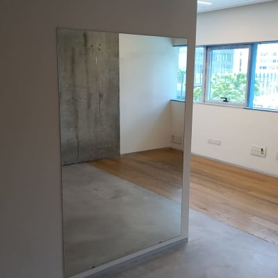 מראה גדולה על קיר לבן בחדר פנימי