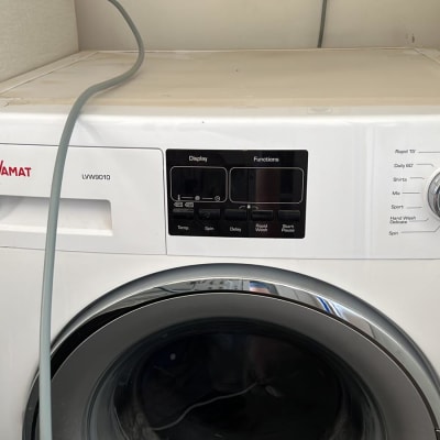 מכונת כביסה עם כפתורים ותצוגה דיגיטלית