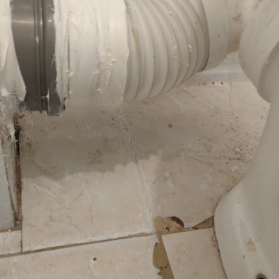 צינור גמיש מחובר לאסלה עם אטם לבן