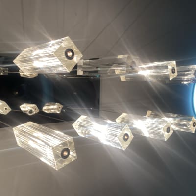 נברשת קריסטל מוארת עם אור בוהק