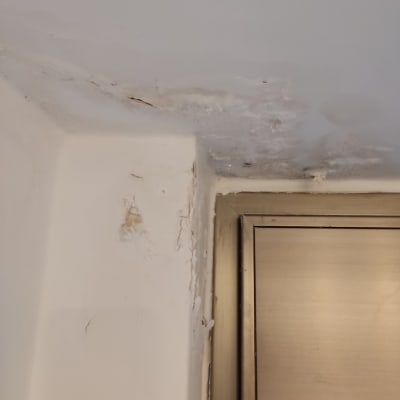 קיר עם קילופי צבע ותקרה מתקלפת