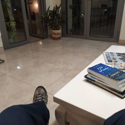 רצפת שיש חדשה ודלתות זכוכית משופצות