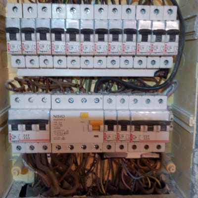 לוח חשמל עם מפסקים וחוטים חשמליים