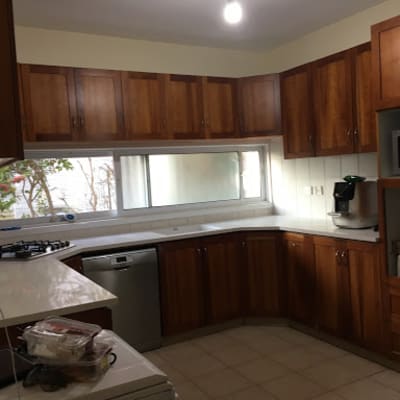 מטבח עם משטחי שיש לבנים