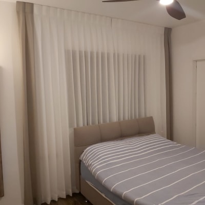 וילון לבן שקוף עם מסגרת כהה בחדר שינה