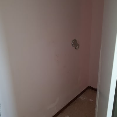 קיר עם חור וכתמי צבע מתקלפים