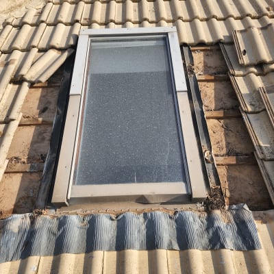 חלון גג מוקף רעפים שבורים ותיקון זמני