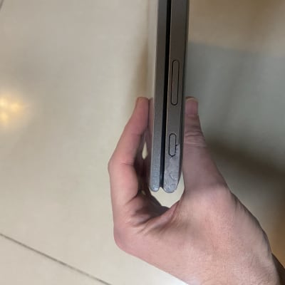 שני מחשבים ניידים דקים מוחזקים ביד