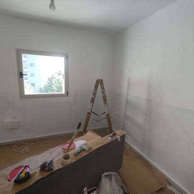 חדר עם סולם, מברשת צבע וכלי עבודה לצביעה