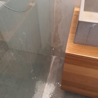 כתמי צבע לבן על רצפת אריחים ליד קיר