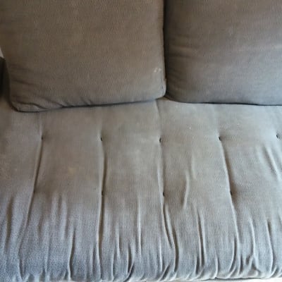 ספה אפורה עם כתמים קלים לניקוי