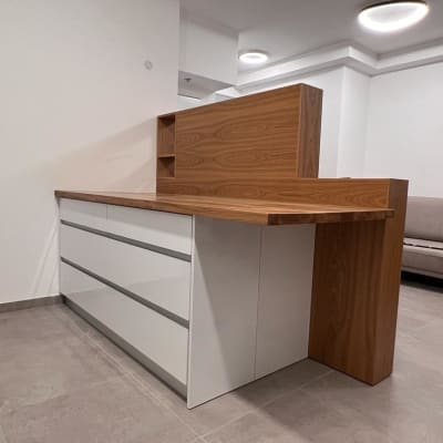 דלפק עץ עם מגירות לבנות בעבודת נגרות