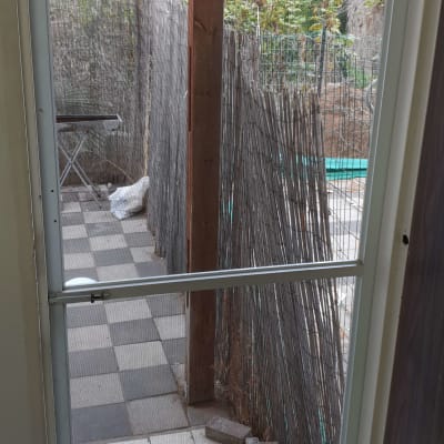 התקנה של רשת לדלת לחצר