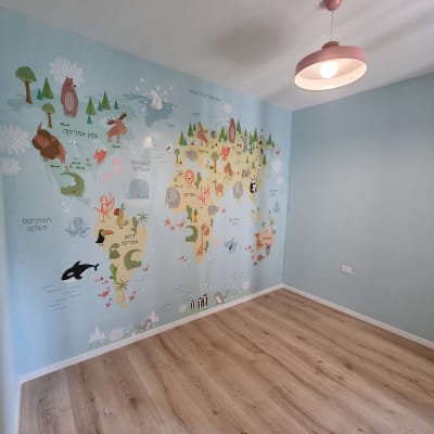 מפת עולם מאוירת עם חיות ויבשות על הקיר