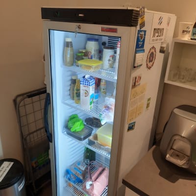 מקרר עם מוצרי חלב, רטבים ומזון ארוז