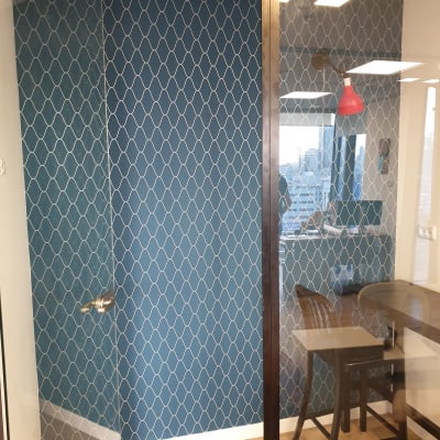 קיר כחול עם טפט דוגמת רשת לבנה